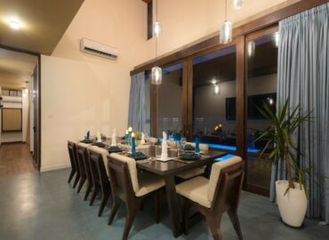 Dining table with view of the pool of the villa